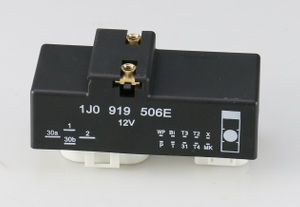 1J0919506E مرحل وحدة التحكم بمروحة التبريد لأودي A4 1999 و TT 2000