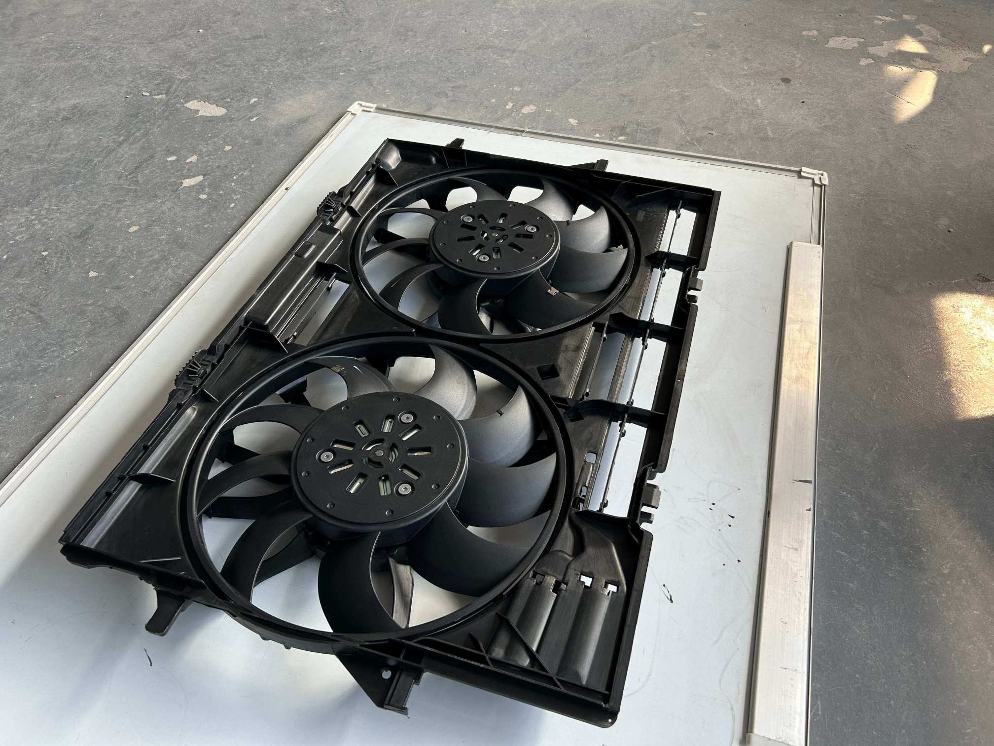 Ventilador do radiador sem escova 4H0959455AD lado esquerdo; 400 W de alta pot&ecirc;ncia para motores Audi 3.0 TFSI/TDI.
