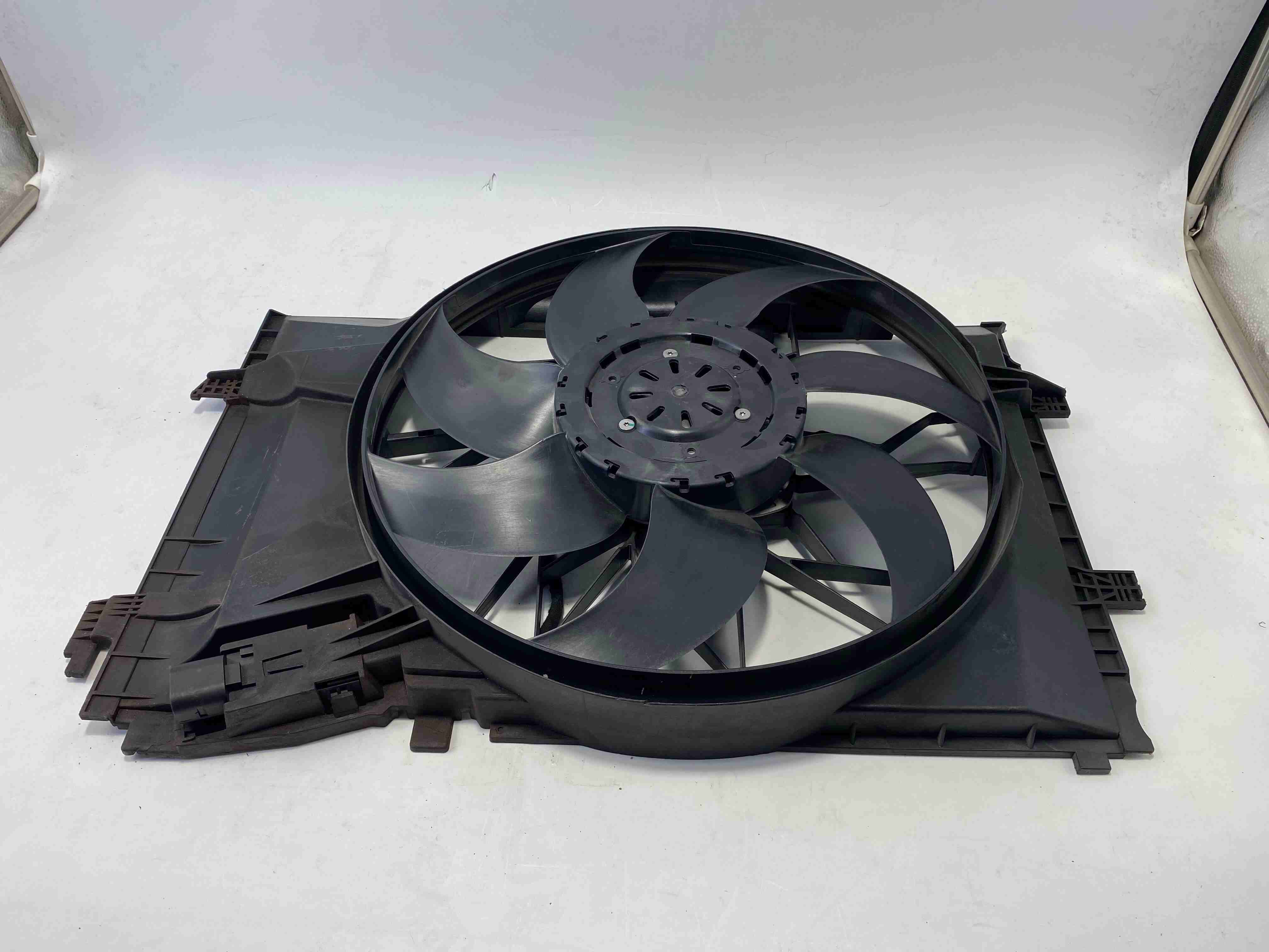 Mercedes Classe C W203 Radiateur Car&eacute;nage et pale du ventilateur A2035000493&nbsp;; Stock de pi&egrave;ces automobiles de remplacement durable B2B .
