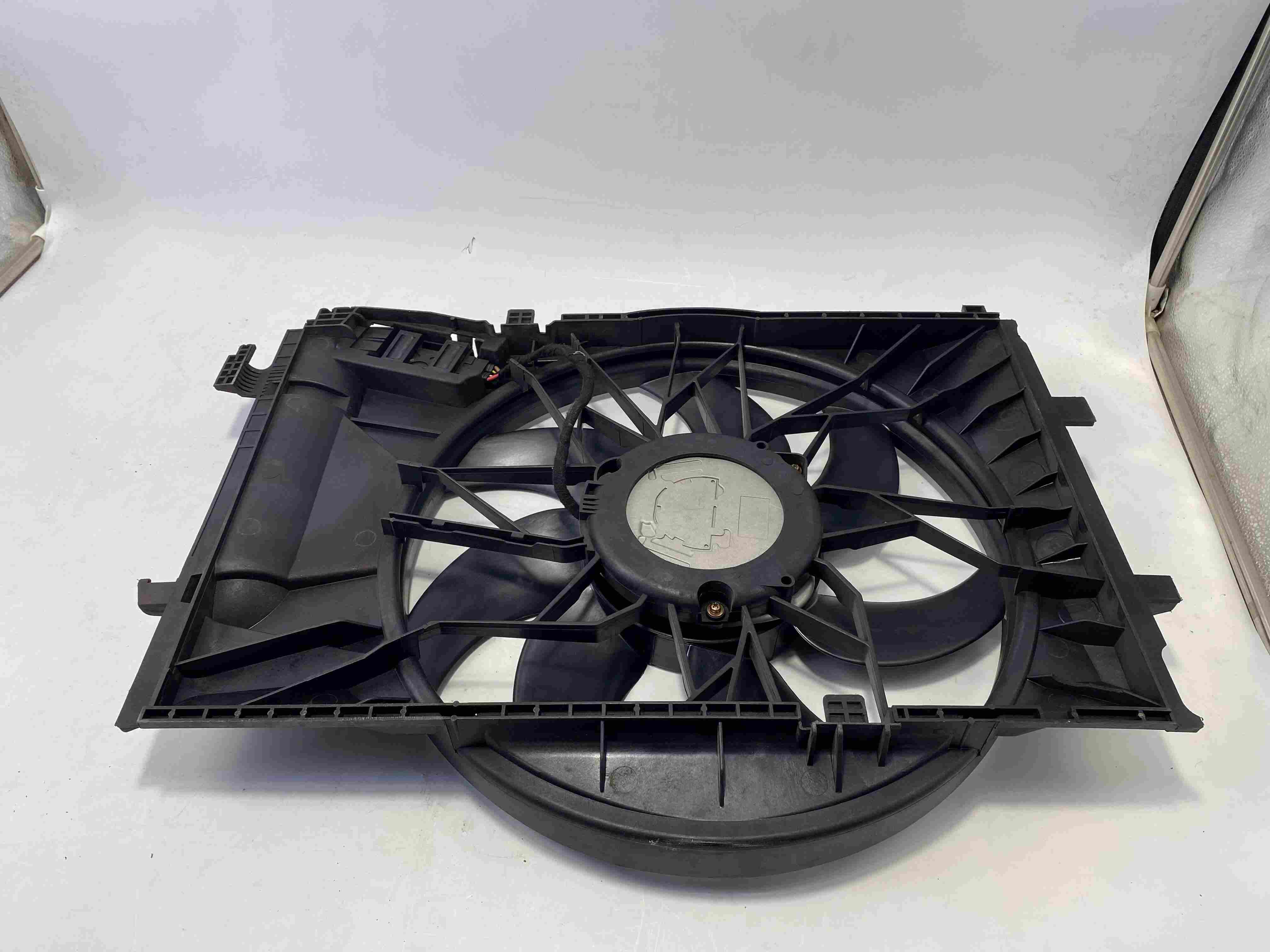 A2035000493 d&eacute;tail du connecteur &agrave; 4 broches du ventilateur &eacute;lectrique&nbsp;; Ajustement direct pour les acheteurs en gros de Mercedes W203 2000-2007.