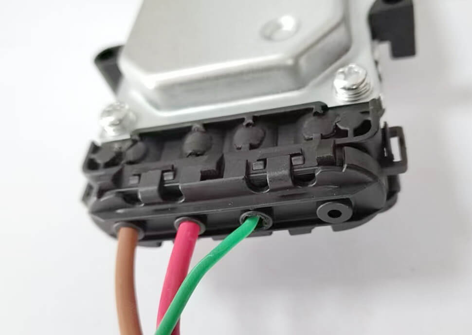1137328365 Ventil&aacute;torvez&eacute;rlő modul; Helyettes&iacute;ti a 6G91-9A821-AA; Volvo S40 C70 hűtőalkatr&eacute;sz k&eacute;szlet.