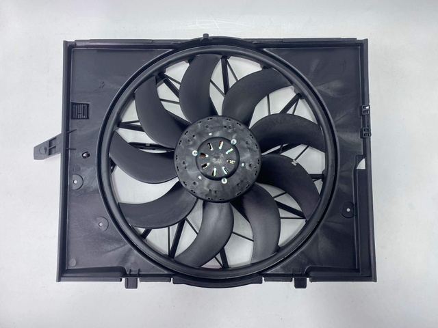 Motor Hűtőventil&aacute;tor 17427524881 szerelv&eacute;ny a BMW 7-es sorozathoz, 2003-2006 sz&eacute;nkefe n&eacute;lk&uuml;li elektromos ventil&aacute;tor nagykereskedelme