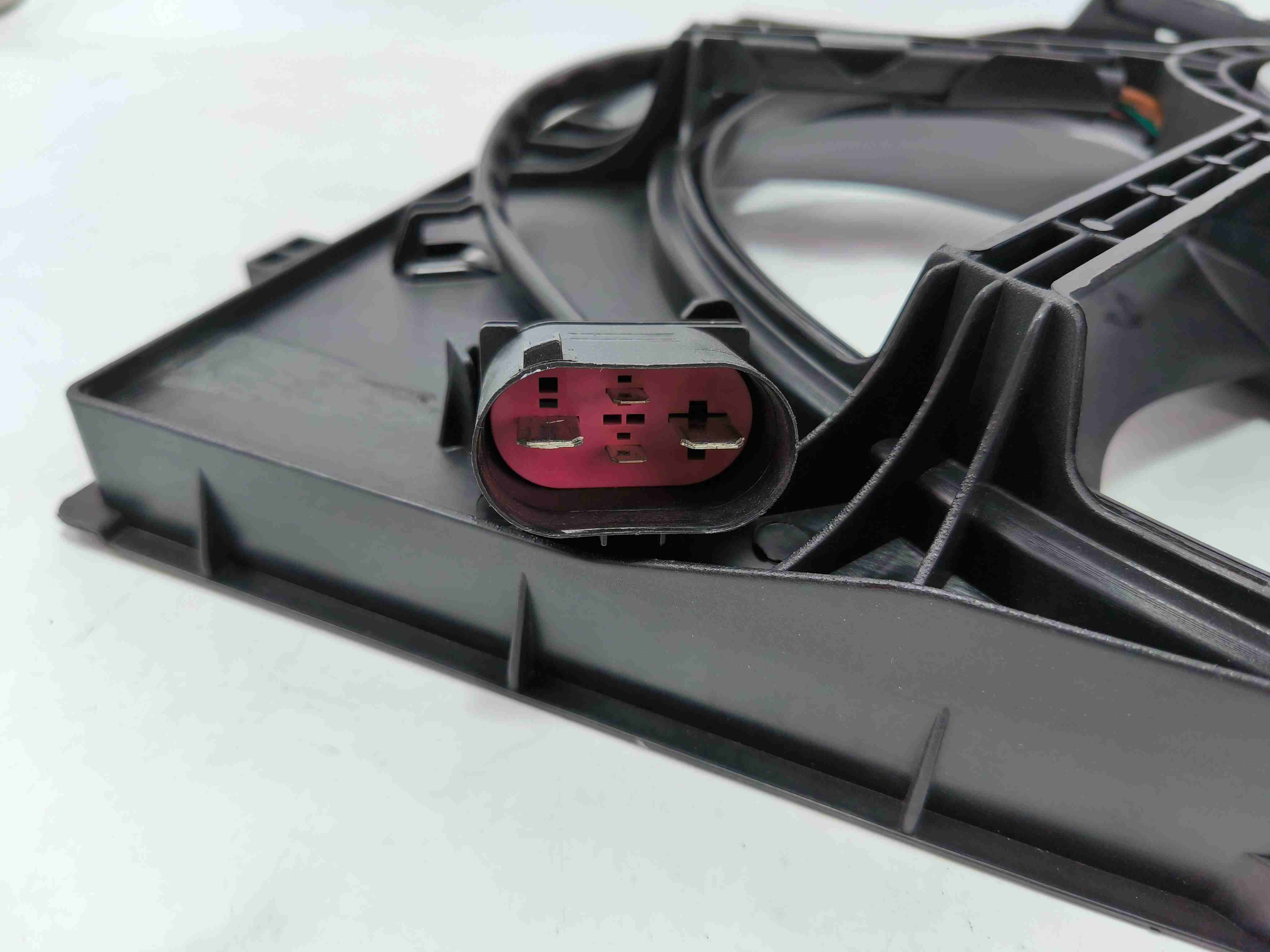 Wentylator bezszczotkowy VW Golf MK7 5Q0121203DE; Bezpośredni zamiennik z 4-pinową wtyczką; Zapasy eksportowe.