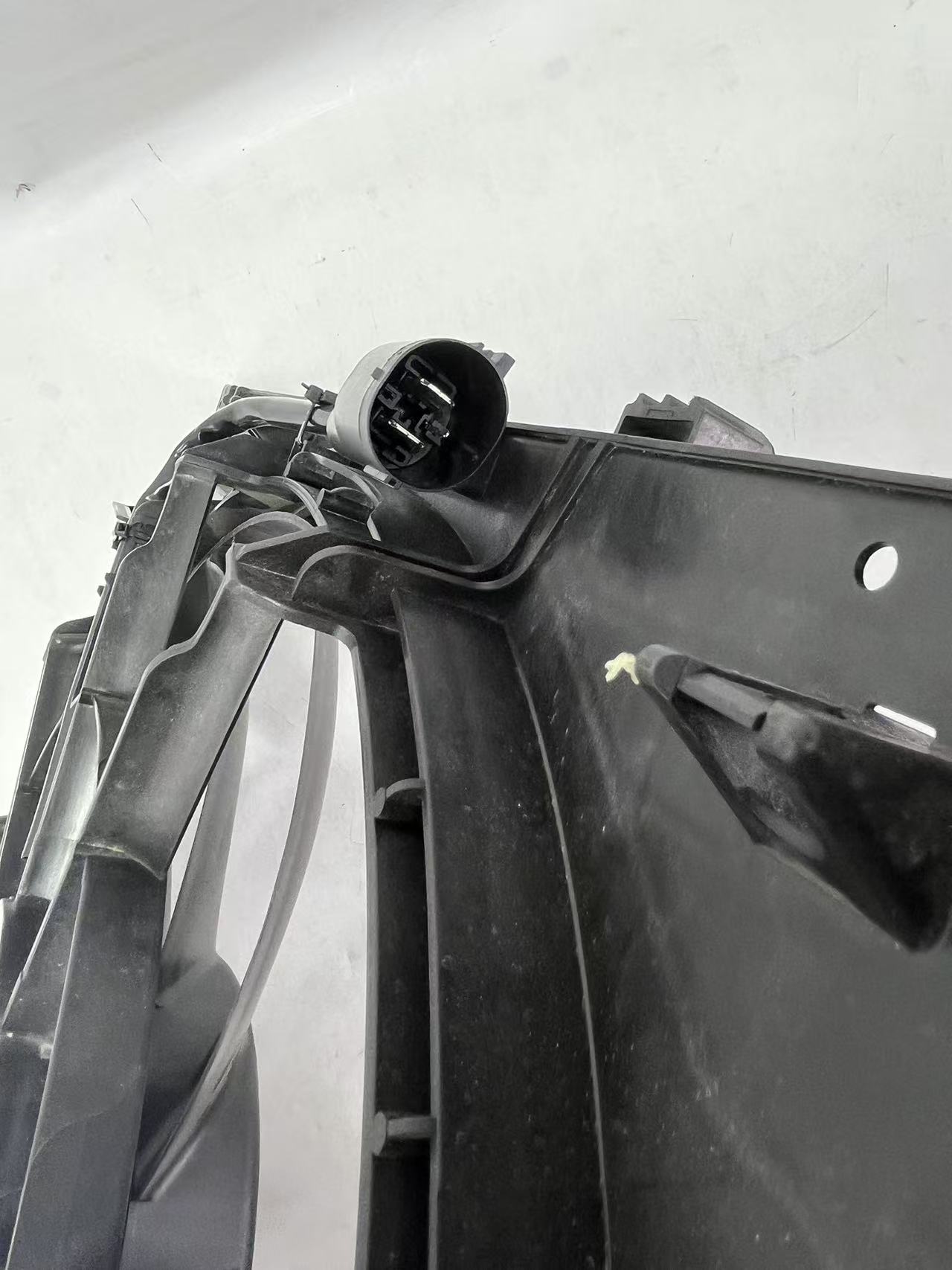 L1M3-8C607-AF kefe n&eacute;lk&uuml;li Hűtőventil&aacute;tor szerelv&eacute;nyek t&ouml;meges k&eacute;szlete; Megb&iacute;zhat&oacute; Ford/Lincoln alkatr&eacute;szek importőr&ouml;knek &eacute;s forgalmaz&oacute;knak.