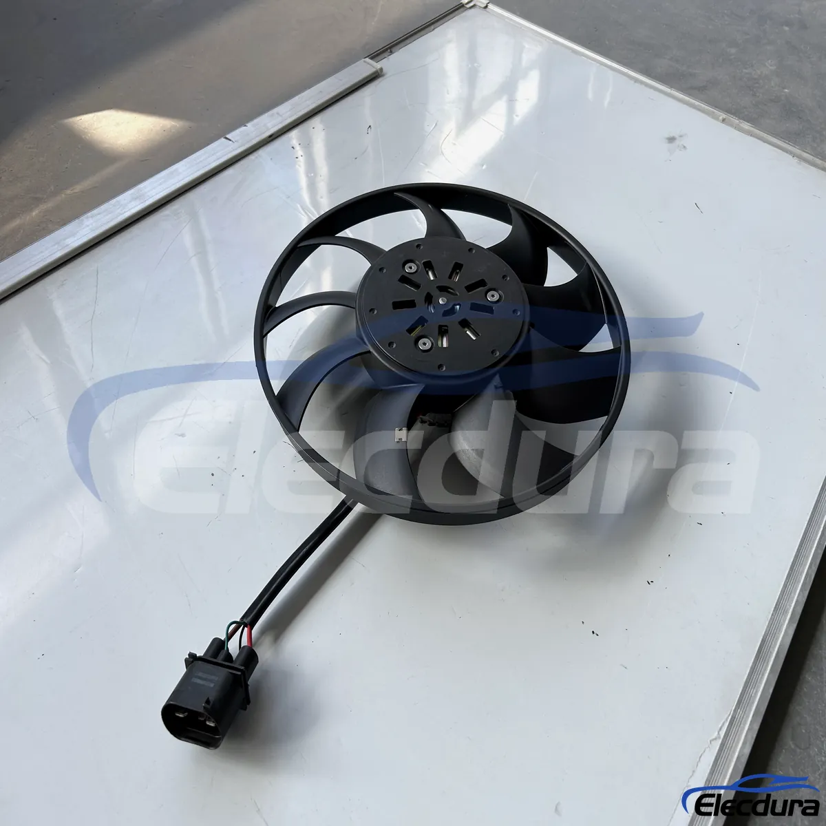 Zamiennik OE elektrycznego silnika wentylatora chłodzącego Audi 8W0959455B Dostawa części masowych