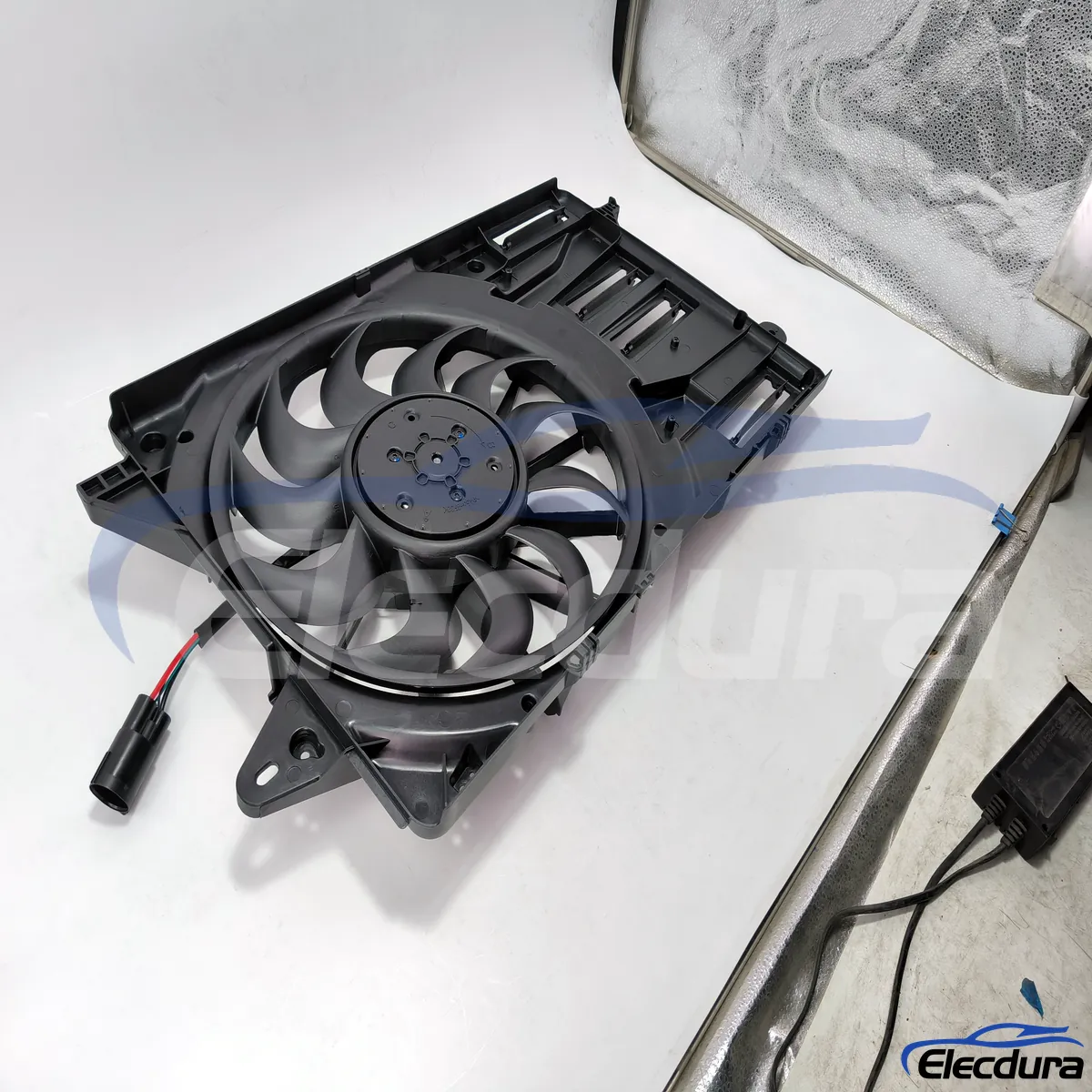 84216861 march&eacute; secondaire sans balais Ensemble ventilateur de refroidissement de radiateur pour l'importateur et la fourniture de pi&egrave;ces de r&eacute;paration