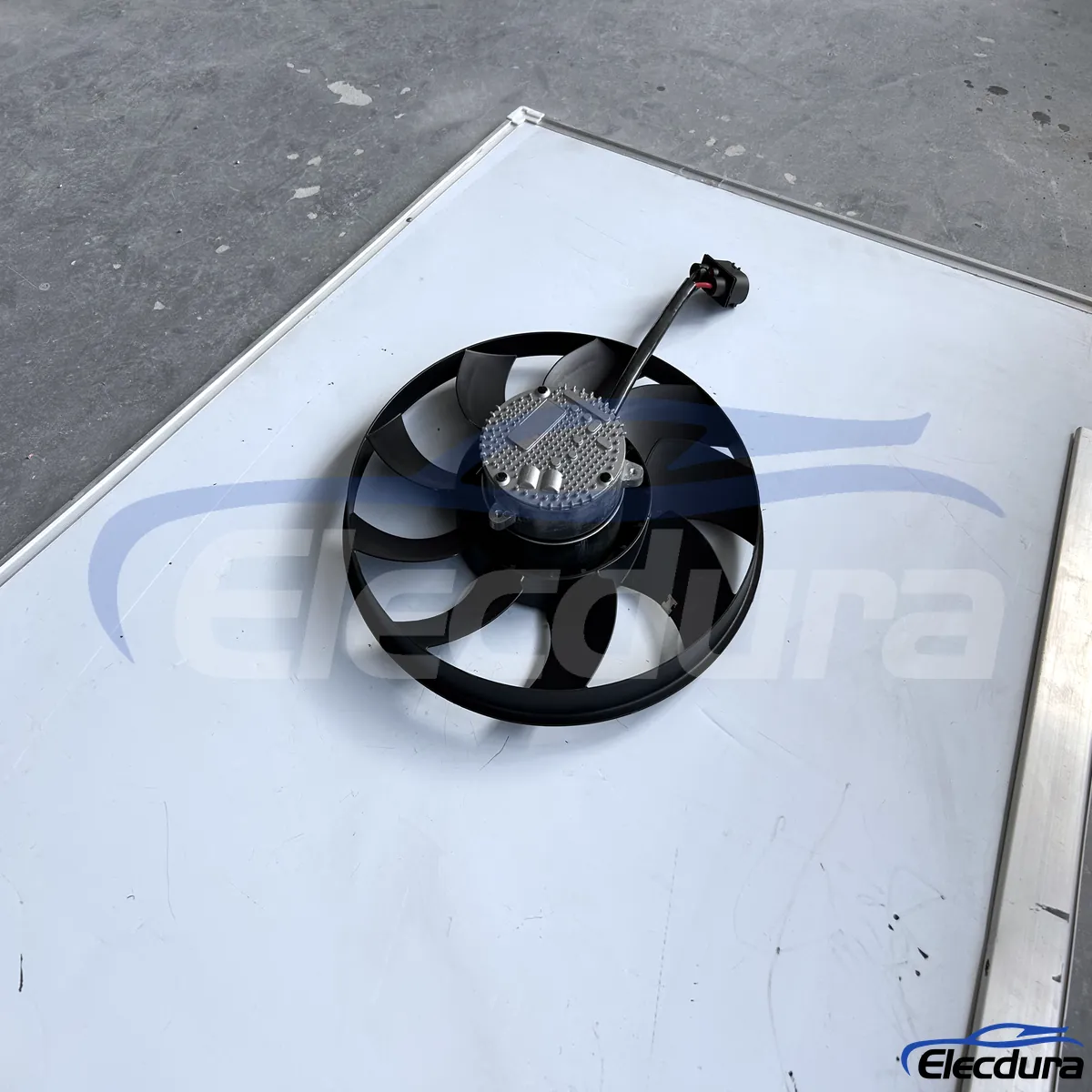 Zesp&oacute;ł wentylatora chłodzącego Audi A8 8W0959455B do zasilania dystrybutora