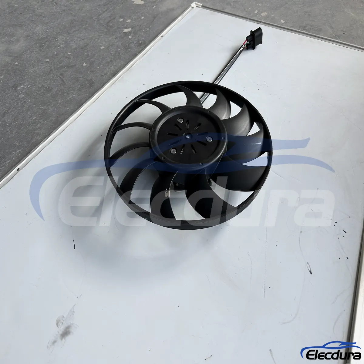 Substitui&ccedil;&atilde;o do ventilador de refrigera&ccedil;&atilde;o do radiador 4H0959455AG para oficinas Audi